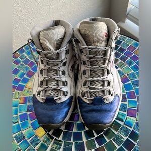 Reebok White and Blue Low-Top Athletic 👟